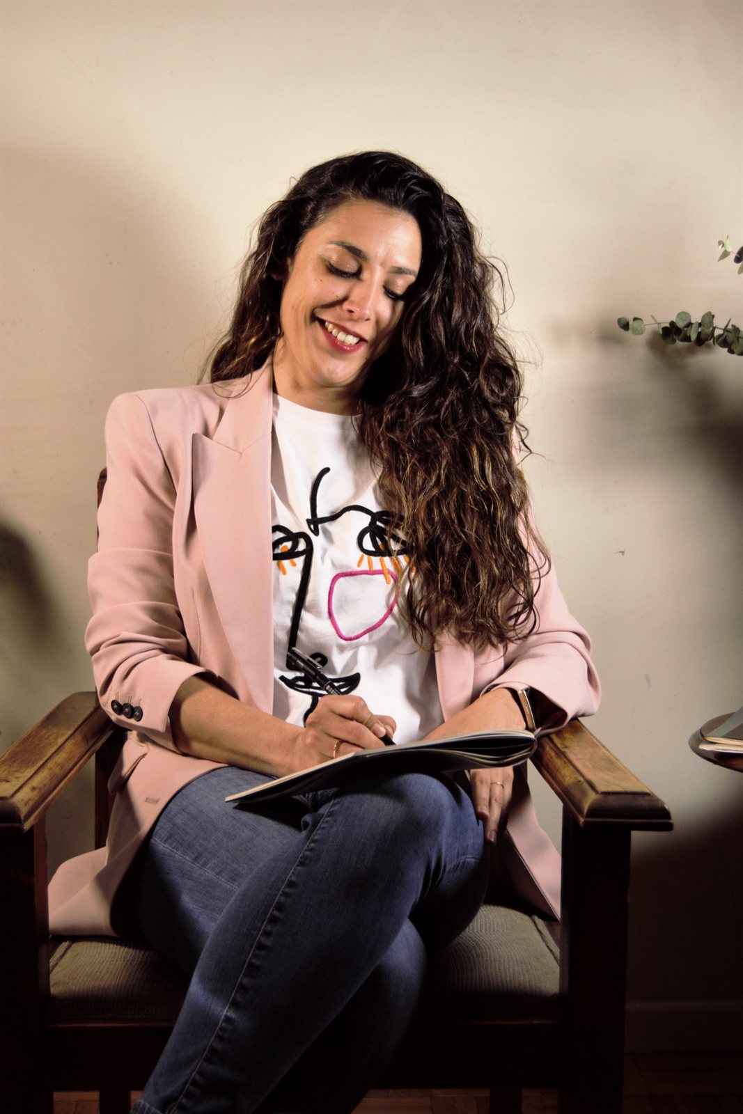 Ana González trabajando en su consulta